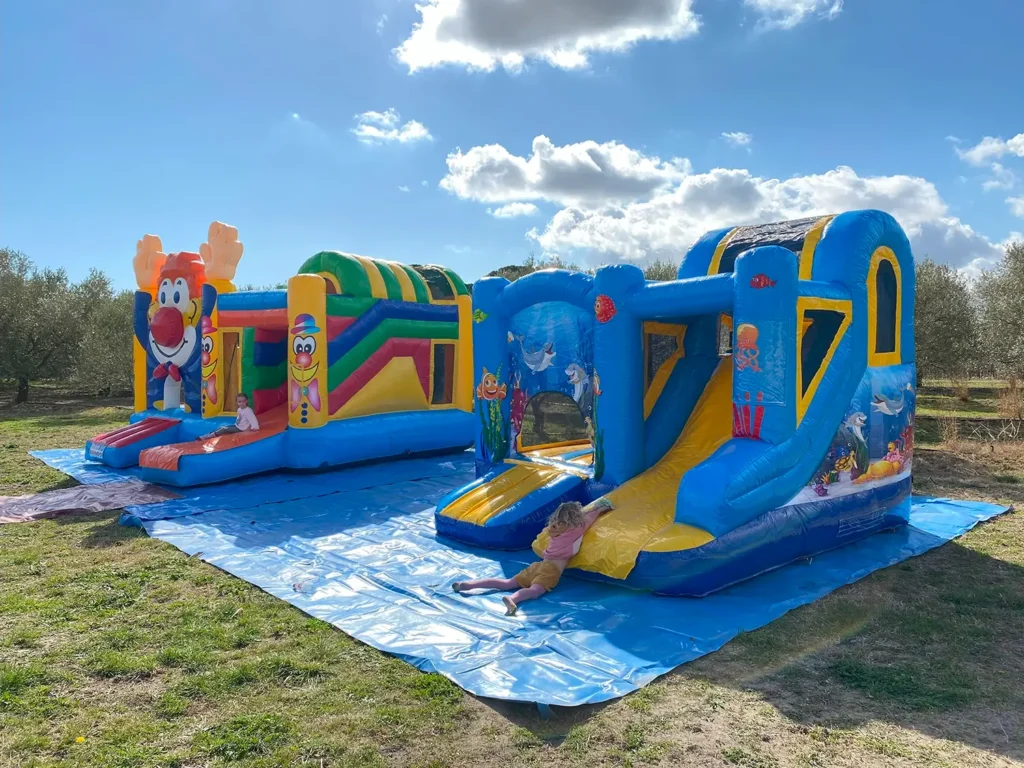 Châteaux gonflables Jumpy Happy Océan et Clown installés côte à côte