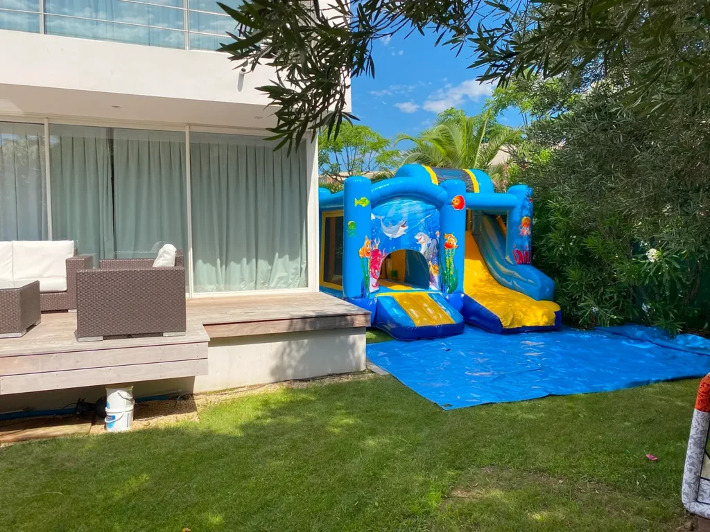 Château gonflable Jumpy Happy Océan installé dans le jardin d'une villa